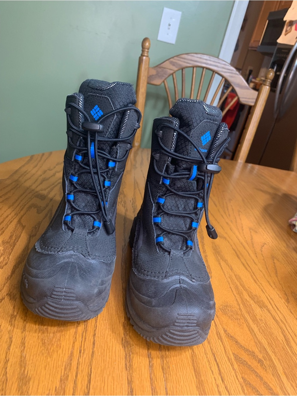 Columbia youth sized snow boots in be size 4.